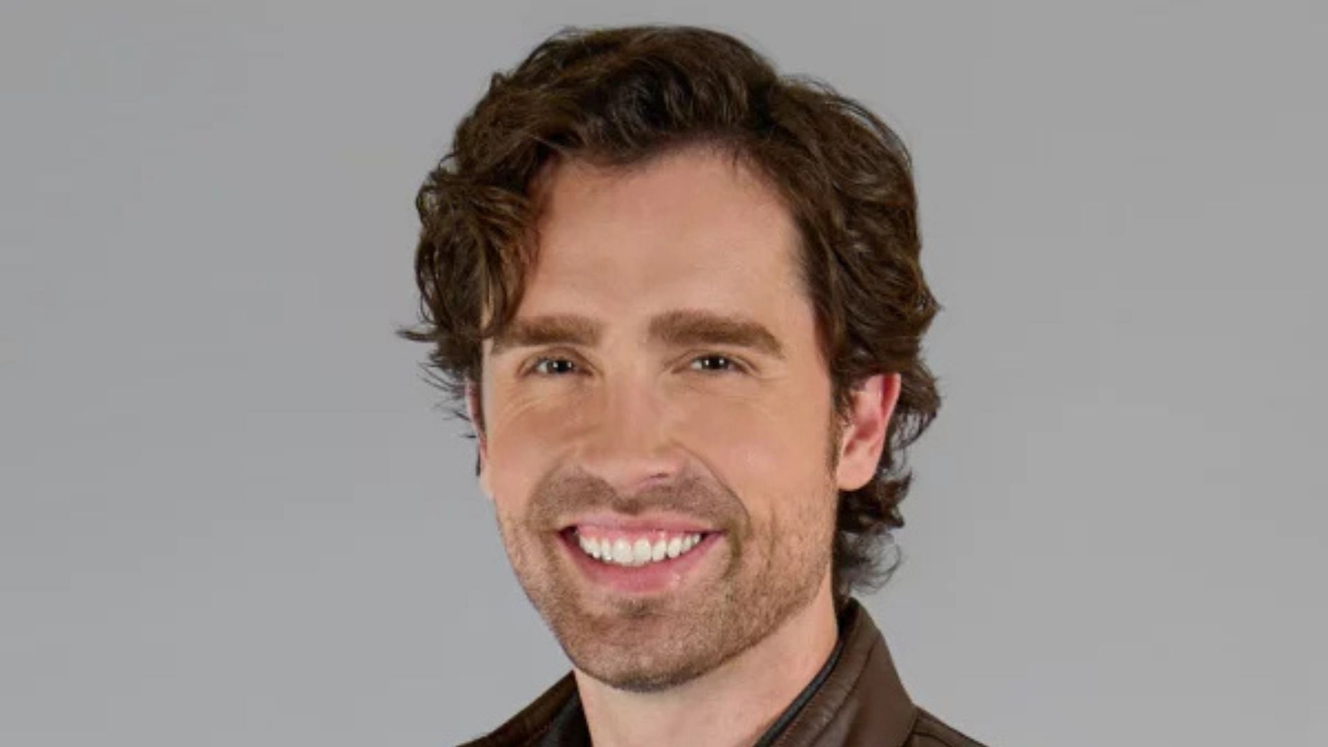 Alec Santos stars in the Hallmark movie (Image via Hallmark)
